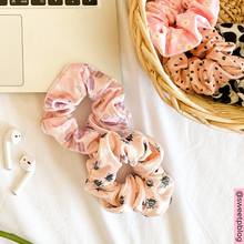 Load image into Gallery viewer, Honey Bee Scrunchie